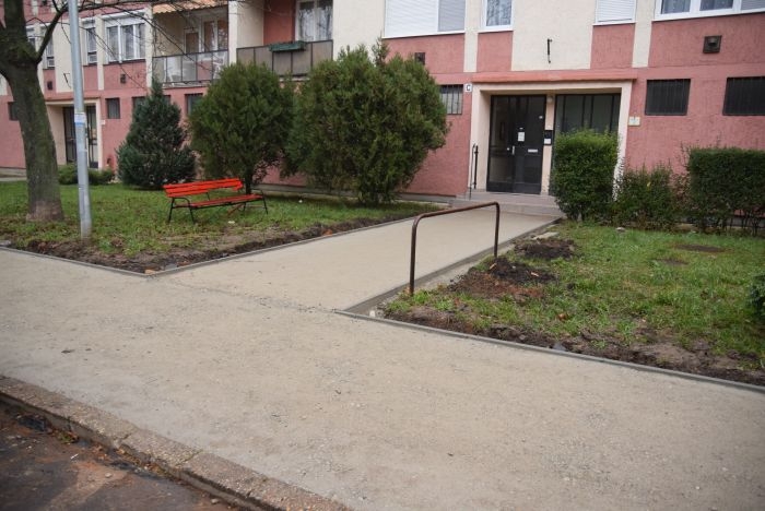 Katasztrófaturistáskodtunk a szombathelyi Derkovits-lakótelepen Katasztrófaturistáskodtunk a szombathelyi Derkovits-lakótelepen