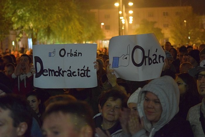 Internetadó: Szombathelyen is zúgott az Orbán, takarodj! 