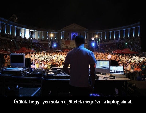 Örölük, hogy ilyen sokan eljöttetek megnézni a laptopjaimat. Örölük, hogy ilyen sokan eljöttetek megnézni a laptopjaimat.