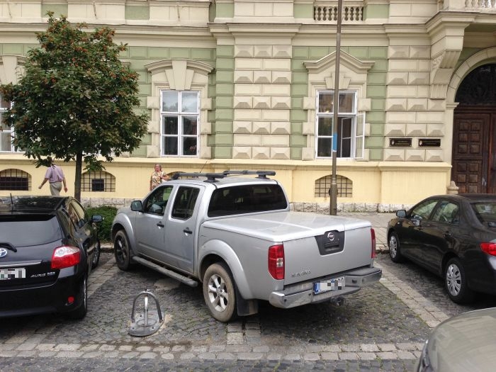 Parkolás a szombathelyi megyeháza előtt