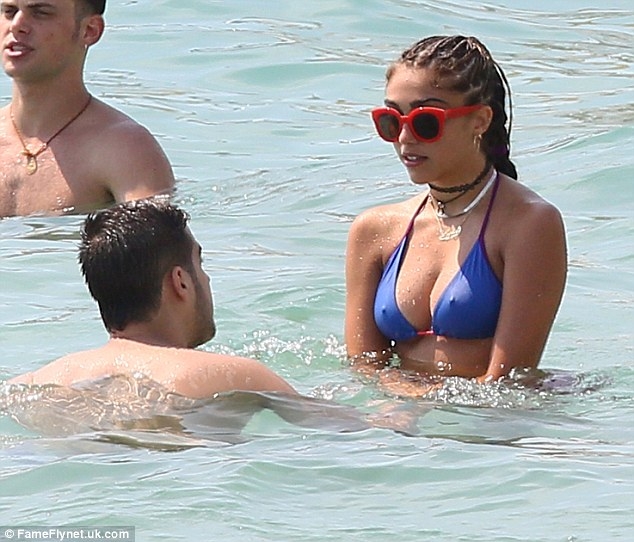 Lourdes Leon bikiniben