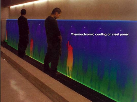 Hi-tech piszoár a férfivécében