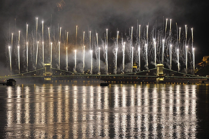 Tűzijáték volt Budapesten