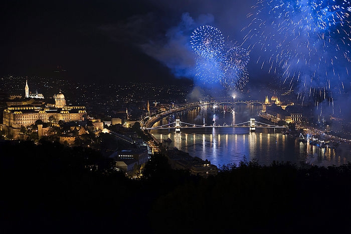 Tűzijáték volt Budapesten